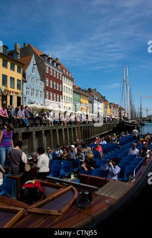 Nyhavn in Kopenhagen ist ein beliebter erholsamen Gegend im Sommer Stockfoto