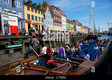 Nyhavn in Kopenhagen ist ein beliebter erholsamen Gegend im Sommer Stockfoto