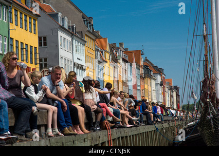 Nyhavn in Kopenhagen ist ein beliebter erholsamen Gegend im Sommer Stockfoto