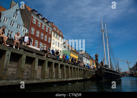 Nyhavn in Kopenhagen ist ein beliebter erholsamen Gegend im Sommer Stockfoto