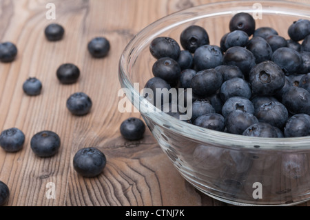 Glasschale Reife Blaubeeren auf Holztisch Stockfoto