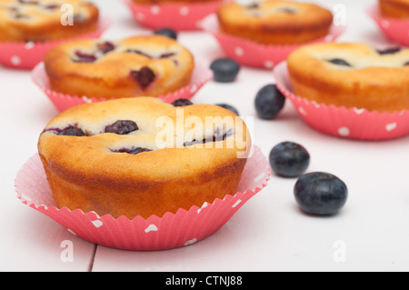 Hausgemachten Blaubeer-Muffins auf weißen Tisch Stockfoto