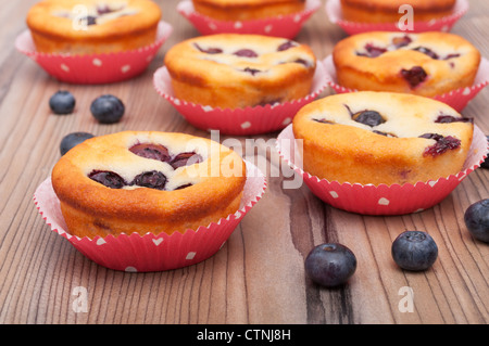 Hausgemachten Blaubeer-Muffins auf Holztisch Stockfoto