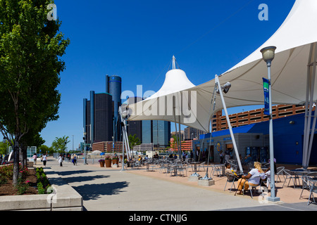 Der Riverwalk Cafe in Rivard Plaza mit der Renaissance Center Stadt Skyline hinter Detroit, Michigan, USA Stockfoto