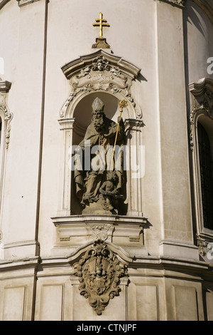 Statue auf Saint Nicholas Church, Prag, Tschechische Republik. Stockfoto