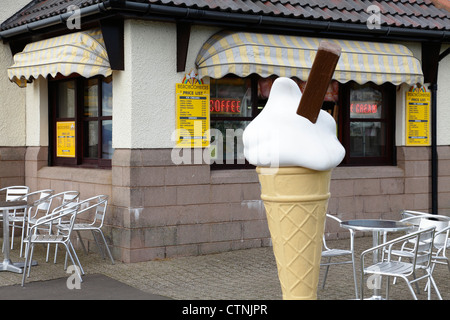 Riesiger Eiskegel, der vor dem Beachcomber Ice Cream and Coffee Kiosk in der Küstenstadt Largs, North Ayrshire, Schottland, Großbritannien, ausgestellt ist Stockfoto