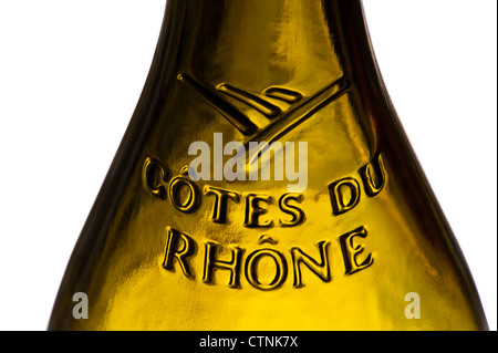 Côtes du Rhône Rotwein Flasche Nahaufnahme auf dem Glas relief Etikett auf einer Flasche französischem Côtes du Rhône Frankreich Stockfoto