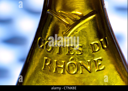 Schließen Sie die Ansicht auf dem Glas-Relief-Etikett auf eine Flasche französischen Cotes du Rhone rot Wein Stockfoto