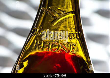 Schließen Sie die Ansicht auf dem Glas-Relief-Etikett auf eine Flasche französischen Cotes du Rhone rot Wein Stockfoto