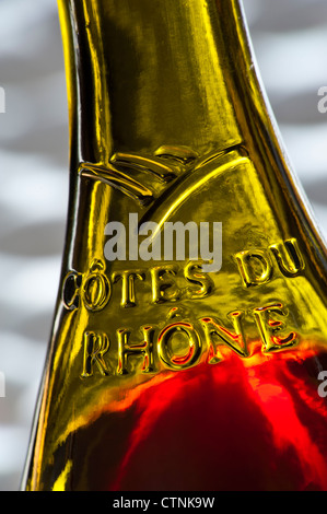 Schließen Sie die Ansicht auf dem Glas-Relief-Etikett auf eine Flasche französischen Cotes du Rhone rot Wein Stockfoto