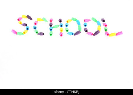 bunte Wordart buchstabieren das Wort Schule gemacht aus spitzen Bleistift Radiergummi Stockfoto