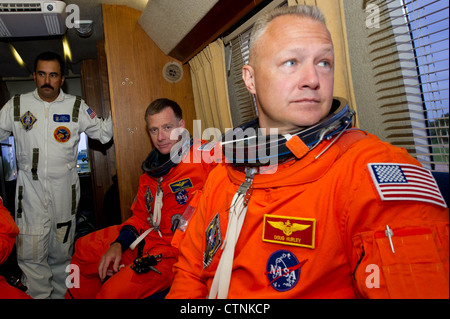 STS-135 Space Shuttle Atlantis Pilot, Douglas Hurley, rechts, und STS-135 Commander Christopher Ferguson sind in der Astro-van gesehen, da Sie mit dem Pad 39A an Bord der Raumfähre Atlantis am Freitag zu starten, 8. Juli 2011, im Kennedy Space Center in Cape Canaveral, Florida. Stockfoto