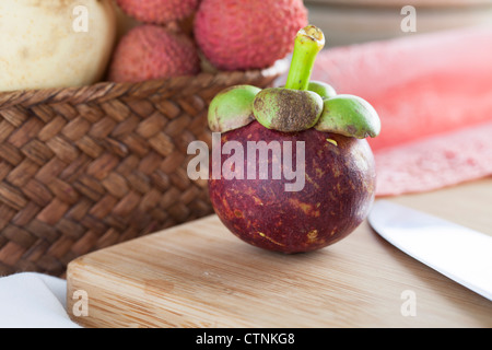 Subtropischen Mangostan-Frucht auf Schneidebrett. Stockfoto