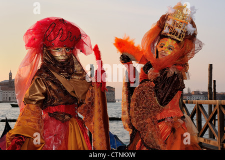 Maskierten Teilnehmer während des Karnevals bei Sonnenaufgang auf der Piazza San Marco [Markusplatz entfernt], Venedig Stockfoto