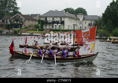 Flottille von Ruderbooten nach Olympische Flamme über den Fluss Themse Kingston upon Thames Uk London 2012 Olympischen Spiele in London Stockfoto