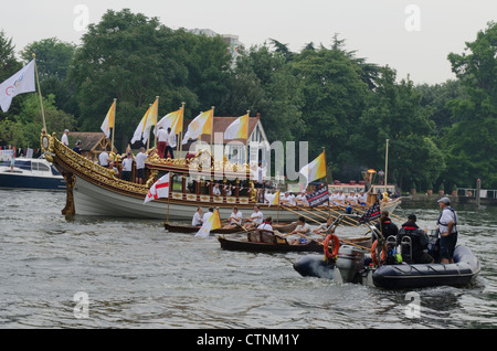 Die Gloriana trägt das Olympische Feuer über den Fluss Themse Kingston nach Themse London Uk Olympiade 2012 in London Stockfoto