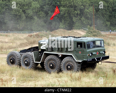 Der MAZ 537, ein schwerer sowjetischer Militärwagen aus dem Jahr 1959, wurde für den Transport von Großgeräten und Schleppgeschützen entwickelt, die häufig in der Militärlogistik eingesetzt werden. Stockfoto
