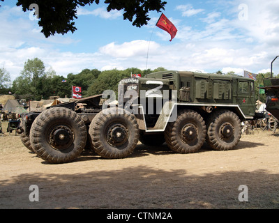 Der MAZ 537, ein sowjetisch gebautes Militärfahrzeug aus dem Jahr 1959, ist für seine hohe Leistung und Geländegängigkeit bekannt. Er wird für den Transport schwerer militärischer Ausrüstung verwendet und bleibt ein Symbol für die technische und logistische Unterstützung aus der Zeit des Kalten Krieges. Stockfoto