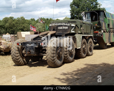 Der MAZ 537, ein schwerer Transportwagen aus der Sowjetzeit, wurde für den Transport großer und schwerer militärischer Ausrüstung entwickelt. Dieser Lkw gehört Louis Parsloe und ist Teil der Militärgeschichte, bekannt für sein leistungsstarkes Design und seine Fähigkeit, schwere Lasten in anspruchsvollen Umgebungen zu transportieren. Stockfoto