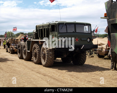 Der MAZ 537, ein schwerer militärischer Transportwagen aus dem Jahr 1959, war ursprünglich für den Transport großer Lasten für die sowjetische Armee konzipiert. Aufgrund seiner großen Größe und Tragfähigkeit eignet sich das Fahrzeug für den Transport schwerer militärischer Ausrüstung. Stockfoto