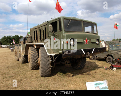 Der MAZ-537 ist ein schwerer militärischer Transportwagen aus der Sowjetzeit, der 1959 eingeführt wurde. Er wurde für den Schleppbetrieb von Artillerie und schwerer Ausrüstung entwickelt und verfügt über einen Achtradantrieb für Geländegängigkeit. Stockfoto
