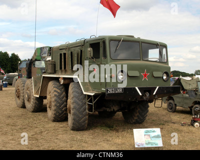 Der MAZ 537, ein sowjetisches Militärfahrzeug aus dem Jahr 1959, wurde für den Transport schwerer militärischer Ausrüstung eingesetzt. Bekannt für seine Hochleistungsfähigkeiten, war es entscheidend für die Schlachtfeldlogistik und Kampfunterstützungsoperationen während des Kalten Krieges. Stockfoto