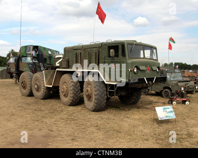 Die MAZ 537, ein sowjetisches Militärfahrzeug von 1959, wurde für den Transport von schwerer Ausrüstung und Raketen eingesetzt. Bekannt für seine große Größe und sein robustes Design, war es ein wichtiges Werkzeug für die Logistik in Kriegszeiten. Stockfoto