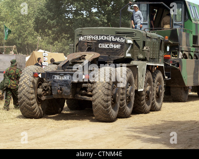 Der MAZ 537, ein schwerer militärischer Lkw aus der Sowjetzeit aus dem Jahr 1959, ist bekannt für sein robustes Design und seine beeindruckende Geländegängigkeit. Im Besitz von Louis Parsloe ist es mit einem gepanzerten Fahrgestell ausgestattet und wird für verschiedene militärische Transportoperationen, insbesondere in anspruchsvollem Gelände, eingesetzt. Stockfoto