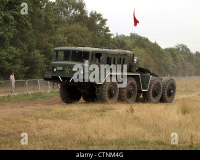Der MAZ 537, ein Militärfahrzeug aus dem Jahr 1959, ist ein Geländewagen für schwere Aufgaben. Bekannt für seine robuste Leistung bei militärischen Operationen, wurde es hauptsächlich für den Transport von Ausrüstung unter rauen Bedingungen verwendet. Stockfoto