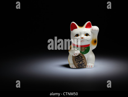 Eine keramische japanische Figur von einer Katze winken. Bekannt als Maneki-Neko, freundliche Katze, Lucky Cat, Geld Katze oder Fortune Katze Stockfoto