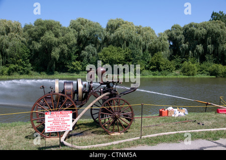 1907 Waterous Benzin Fire Pumper Pumpen Wasser, 2012 Feuer aufbringen zeigen Frankenmuth, Michigan USA Stockfoto