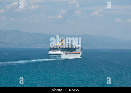 Italienische Kreuzfahrtschiff Costa Fascinosa geht der albanischen Küste an der Adria Stockfoto