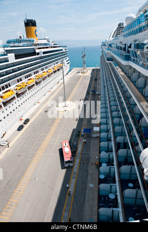 Kreuzfahrt Schiffe Costa Fascinosa (links) und Grand Princess (rechts) nebeneinander auf Korfu, Griechenland Stockfoto