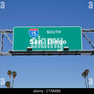 San Diego Freeway 15 Zeichen mit Palmen. Stockfoto