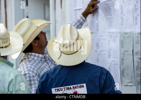 Native Rodeo Konkurrenten Ergebnisse bei der Tsuu T'ina Nation jährlichen Powwow und Rodeo zu überprüfen Stockfoto