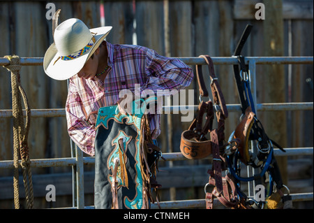 Einheimischer Cowboy hinter den Rutschen beim Tsuut'ina Annual Rodeo & Pow Wow Stockfoto