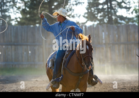 Einheimischer Cowboy in der Warm-up-Arena beim Tsuut’ina Annual Rodeo & Pow Wow Alberta Kanada Stockfoto