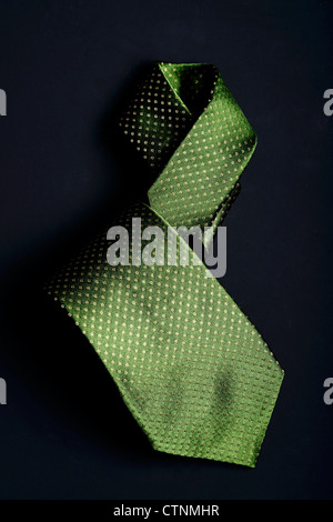 Grüne Krawatte auf dunklem Hintergrund Stockfoto