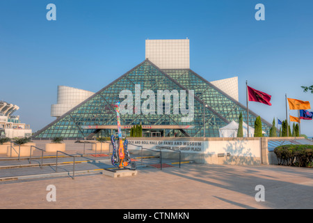 Die Rock And Roll Hall Of Fame und ein GuitarMania Gitarre in Cleveland, Ohio. Stockfoto