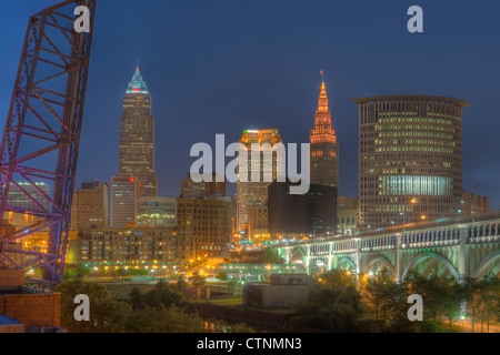 Die Skyline von Cleveland, Ohio in der Dämmerung von Wohnungen gesehen. Stockfoto