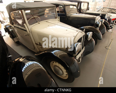 Der Skoda Popular 418 von 1934, der im Skoda Museum ausgestellt wird, repräsentiert das tschechische Automobildesign des frühen 20. Jahrhunderts. Es war einer der ersten erfolgreichen Serienfahrzeuge von Skoda, die ein einfaches, aber effektives Design hatten. Stockfoto