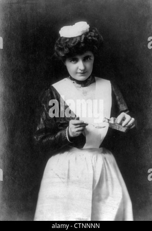 Zeit für Medizin - Frau in Krankenschwester Uniform mit Löffel und Flasche, ca. 1907 Stockfoto