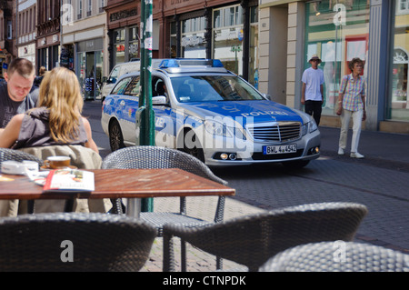 Deutsche Polizeiauto Mercedes Benz auf der Fußgängerzone Hauptstraße in der historischen Altstadt alte Stadt Heidelberg Deutschland Europa Stockfoto