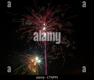 Buntes Feuerwerk am Vorabend des chinesischen Neujahrs Stockfoto