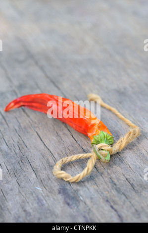 Rote Chilischoten über hölzerne Hintergrund Stockfoto