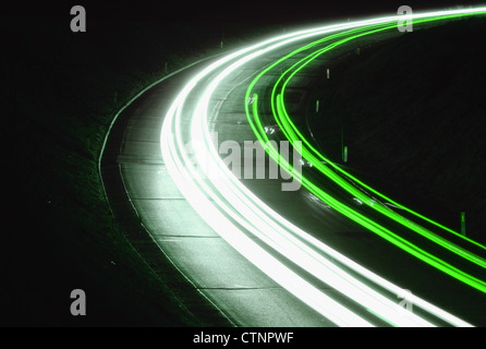 Grüne Lichter der vorbeifahrende Autos auf der Straße Stockfoto