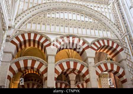 Rote und weiße Voussoir doppelt gestreiften Bögen und Renaissance Ornamentik der Moschee-Kathedrale (Mezquita) in Córdoba, Spanien. Stockfoto