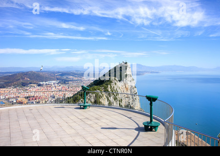 Punkt oben auf den Felsen von Gibraltar, auf der äußersten linken La Linea Stadt in Spanien, auf den richtigen Mittelmeer anzeigen. Stockfoto