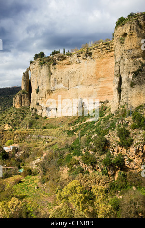 Andalusien-Landschaft mit hohen steilen Felsen in Ronda, Südspanien. Stockfoto