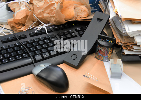 Totales Chaos im Büro. Stockfoto